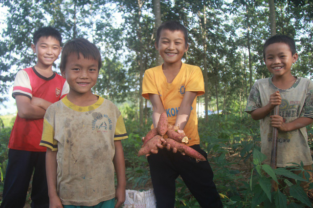 dang long canh hoc sinh nua dem phai co ro giu cot leu tro