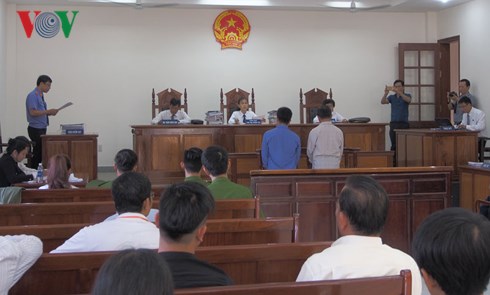 Bắt đầu xét xử sơ thẩm 2 bị cáo vụ sà lan đâm sập cầu Ghềnh bat dau xet xu so tham 2 bi cao vu sa lan dam sap cau ghenh