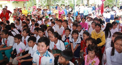 hoc bong co giao nhe 13 nam nang buoc em den truong