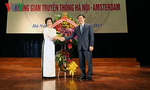 khanh thanh khong gian truyen thong ha noi amsterdam