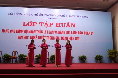 hon 240 hoc vien tham du tap huan ve ly luan quan ly van hoc nghe thuat