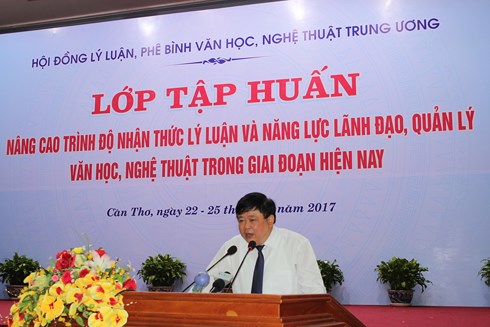 hon 240 hoc vien tham du tap huan ve ly luan quan ly van hoc nghe thuat