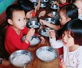 Thanh tra toàn diện trường mầm non bị tố cho trẻ ăn bún trắng