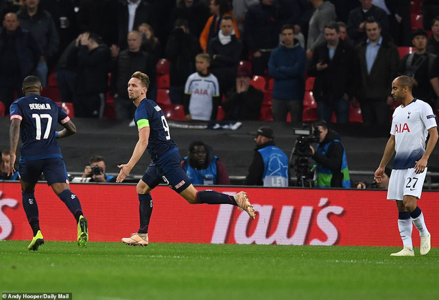 harry kane giup tottenham nuoi hy vong di tiep o champions league