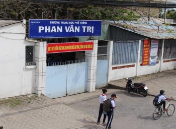 Trường bị tố ép học sinh mua sim điện thoại mới được kiểm tra môn Anh văn