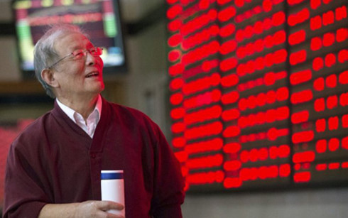 Chứng khoán khởi sắc, euro lao dốc sau quyết định của ECB