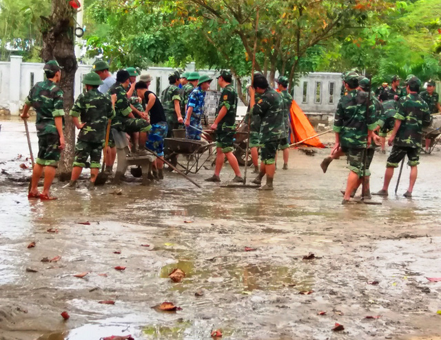 binh dinh lu di qua hoc sinh khong sach vo den truong