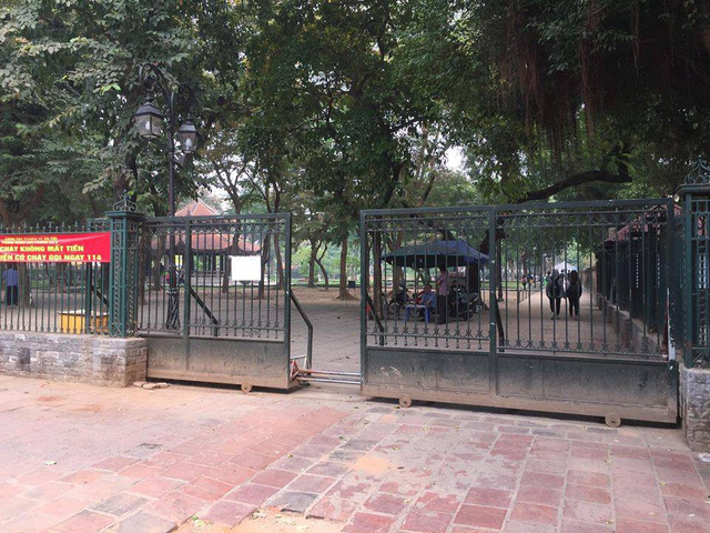 du khach bat ngo khi van mieu quoc tu giam tam dung trong xe