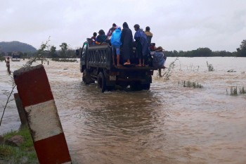 Học sinh Bình Định nghỉ học chạy lũ