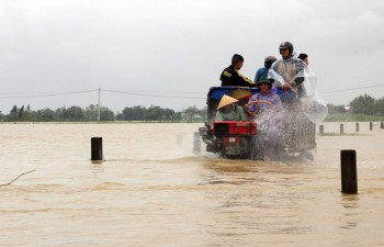 Lũ lớn lại hoành hành, người dân Bình Định “kiệt quệ” trong biển nước