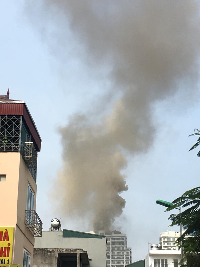 ha noi dang chay lon tai chung cu tren duong hoang hoa tham