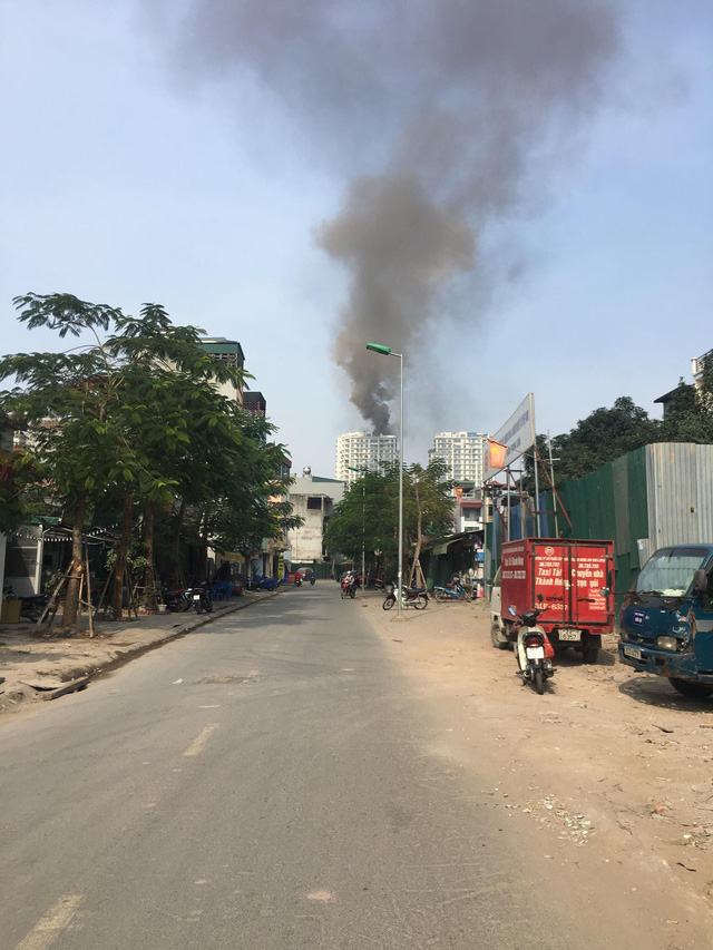 ha noi dang chay lon tai chung cu tren duong hoang hoa tham