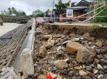 Kè sông Cái Nha Trang sạt lở hàng chục mét uy hiếp nhà dân