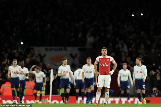 danh bai arsenal tottenham vao ban ket league cup