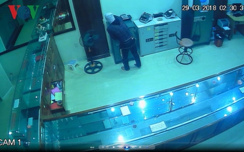 Lộ diện “siêu trộm” đột nhập tiệm vàng cuỗm 700 triệu đồng lo dien sieu trom dot nhap tiem vang cuom 700 trieu dong