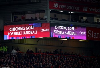 VAR giúp Liverpool giành chiến thắng, bỏ xa 