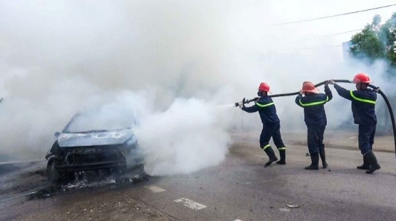 thanh pho thai nguyen mot xe o to boc chay khi dang luu thong