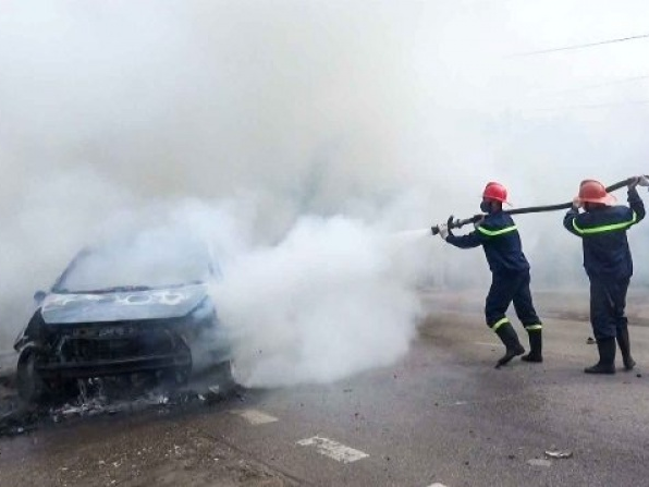 Một xe ô tô bốc cháy khi đang lưu thông