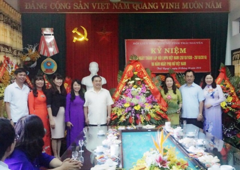 lanh dao tinh chuc mung can bo hoi vien phu nu nhan ngay 2010