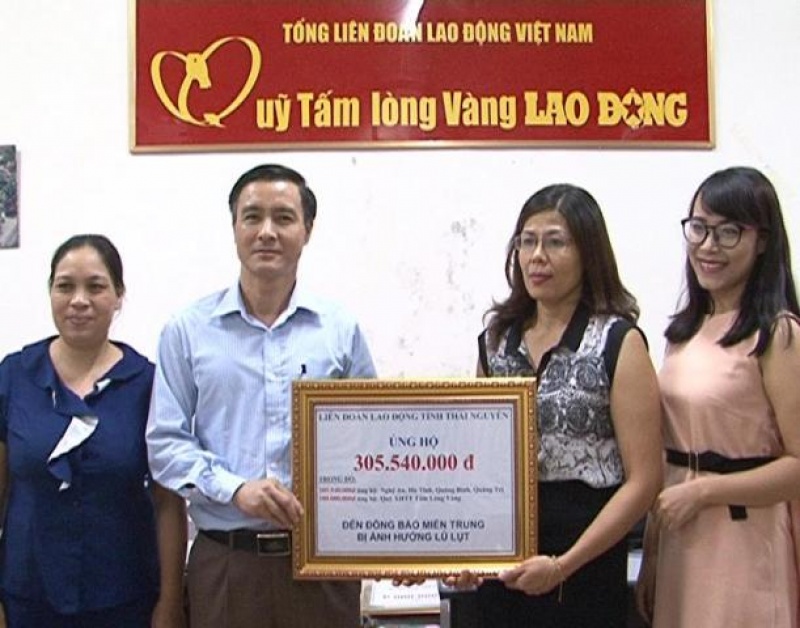 Trao tiền ủng hộ giúp đỡ đồng bào bị ảnh hưởng mưa lũ tại miền Trung trao tien ung ho giup do dong bao bi anh huong mua lu tai mien trung