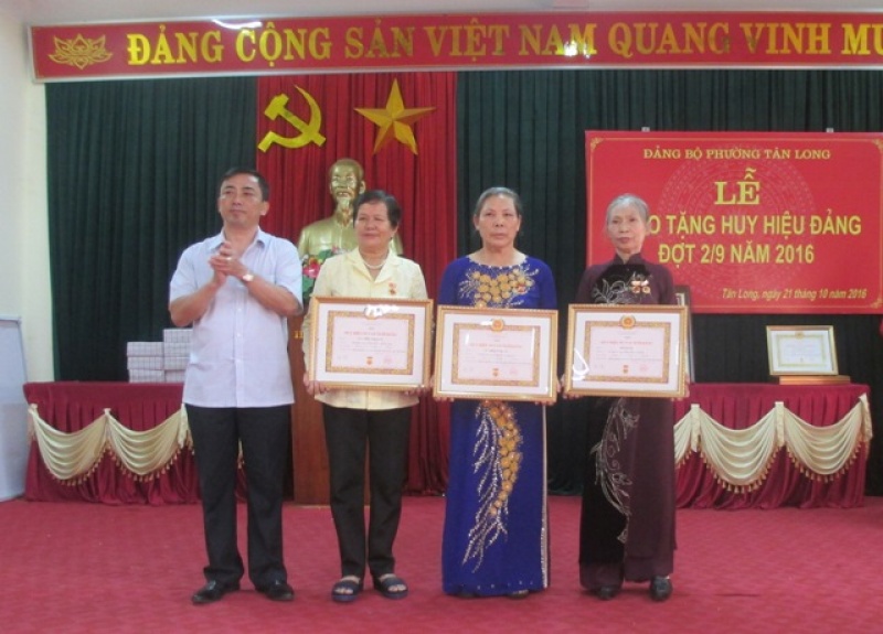 phuong tan long thanh pho thai nguyen trao huy hieu tuoi dang