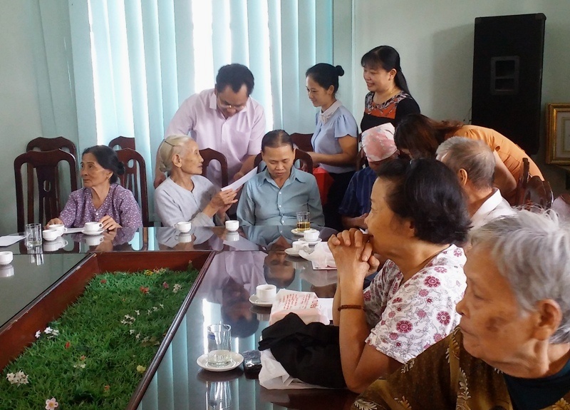 tham tang qua nguoi cao tuoi tai trung tam bao tro xa hoi tinh va khu dieu tri phong phu binh