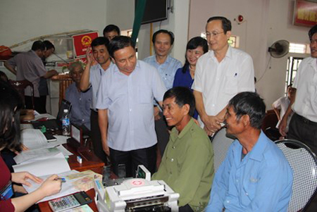 nguoi dan ha tinh bat dau nhan tien den bu tu formosa