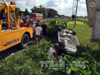 Thiếu quan sát, xe khách bị tàu hỏa hất văng