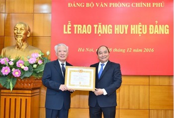 Thủ tướng trao Huy hiệu Đảng cho nguyên Phó Thủ tướng Vũ Khoan