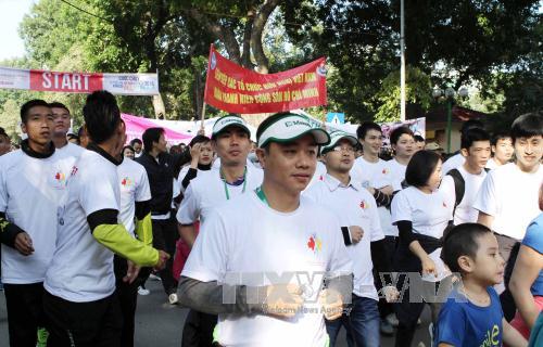 hon 1000 nguoi tham gia chay vi tre em ha noi