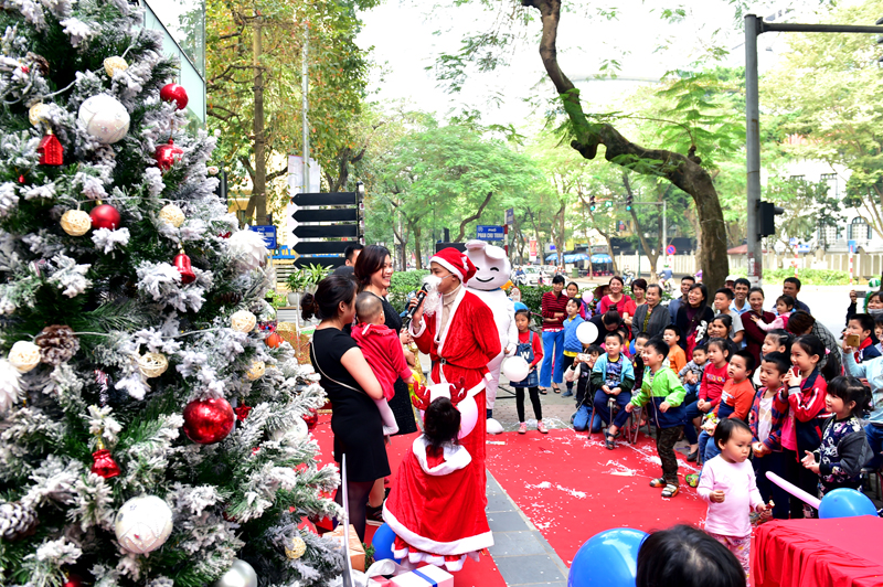 ha noi tung bung khong khi giang sinh