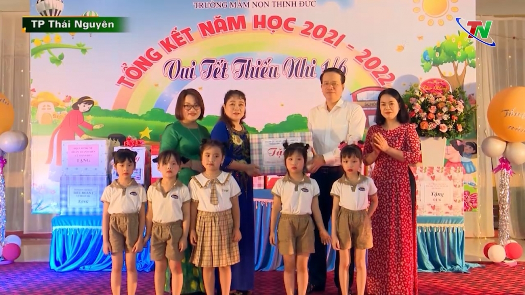 Lãnh đạo tỉnh thăm, tặng quà thiếu nhi