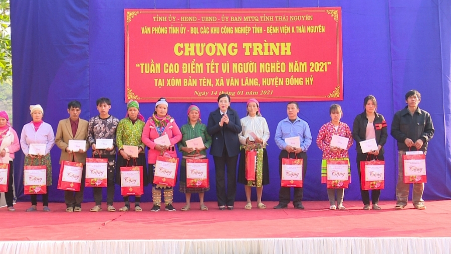 Bí thư Tỉnh ủy thăm, tặng quà đồng bào dân tộc Mông xóm Bản Tèn, xã Văn Lăng, Đồng Hỷ (TS 14/1) Bí thư Tỉnh ủy thăm, tặng quà đồng bào dân tộc Mông xóm Bản Tèn, xã Văn Lăng, Đồng Hỷ (TS 14/1)