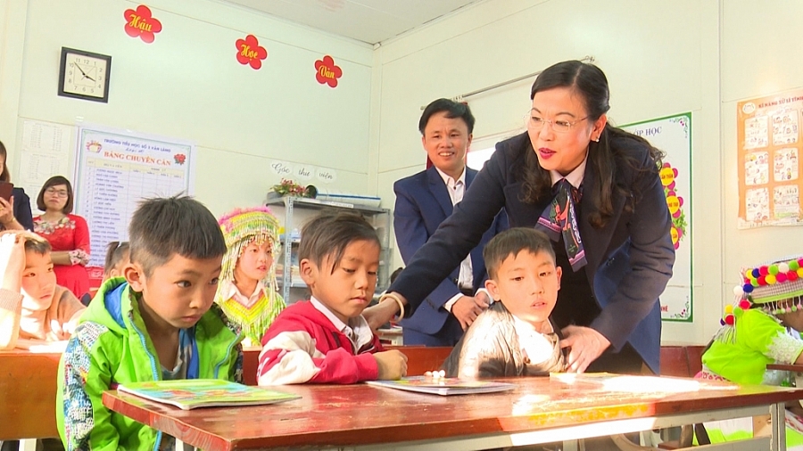 Bí thư Tỉnh ủy thăm, tặng quà đồng bào dân tộc Mông xóm Bản Tèn, xã Văn Lăng, Đồng Hỷ Bí thư Tỉnh ủy thăm, tặng quà đồng bào dân tộc Mông xóm Bản Tèn, xã Văn Lăng, Đồng Hỷ