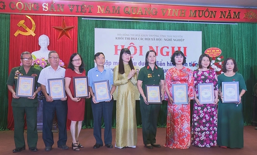 Nâng cao hiệu quả các phong trào thi đua (Phát TS 22-9) Nâng cao hiệu quả các phong trào thi đua (Phát TS 22 9)