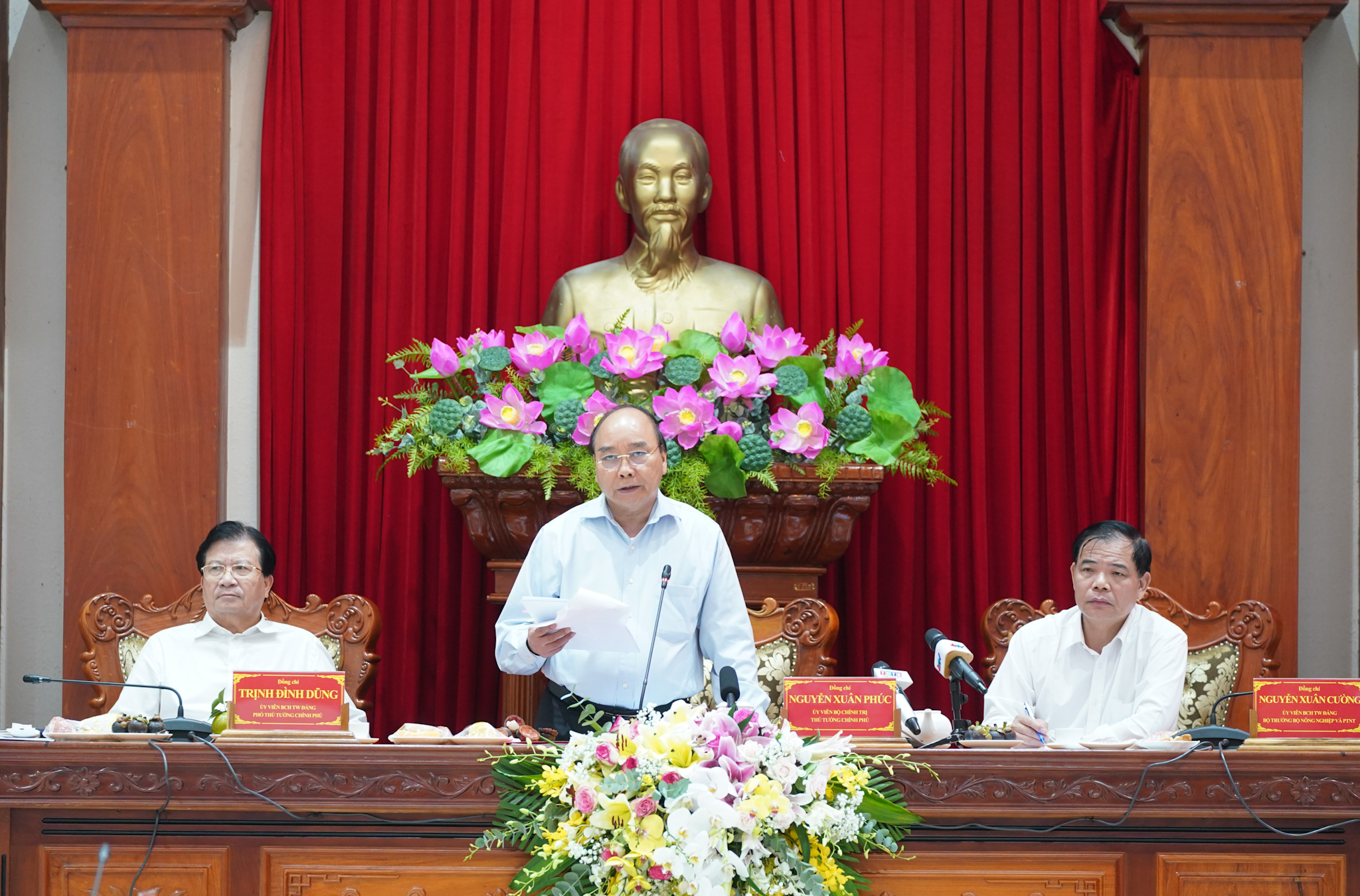 Phải có tầm nhìn dài hạn hơn chứ không phải nóng đâu phủi đó, đối phó từng năm