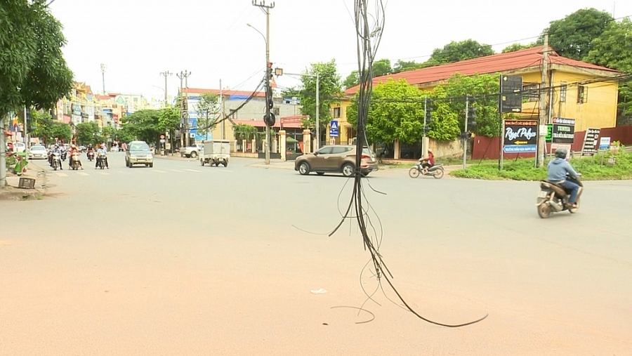undefined Cần khắc phục hiện tượng dây cáp viễn thông ảnh hưởng đến an toàn giao thông
