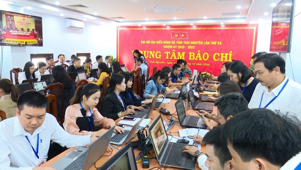 Phóng viên báo chí tác nghiệp tại Đại hội đại biểu Đảng bộ tỉnh lần thứ XX