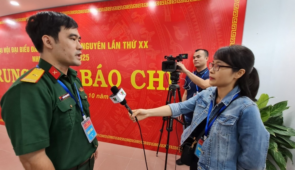 Phóng viên báo chí tác nghiệp tại Đại hội đại biểu Đảng bộ tỉnh lần thứ XX