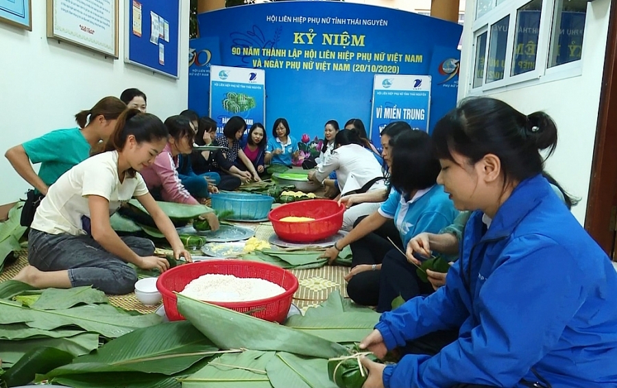 Gói bánh chưng hỗ trợ đồng bào các tỉnh miền Trung