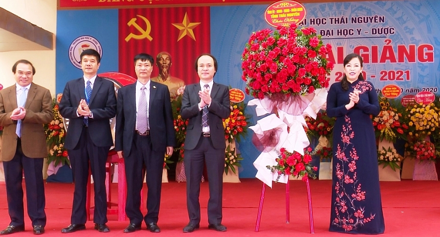 Đồng chí Bí thư Tỉnh ủy dự lễ khai giảng trường Đại học Y - Dược, Đại học Thái Nguyên Đồng chí Bí thư Tỉnh ủy dự lễ khai giảng trường Đại học Y - Dược, Đại học Thái Nguyên