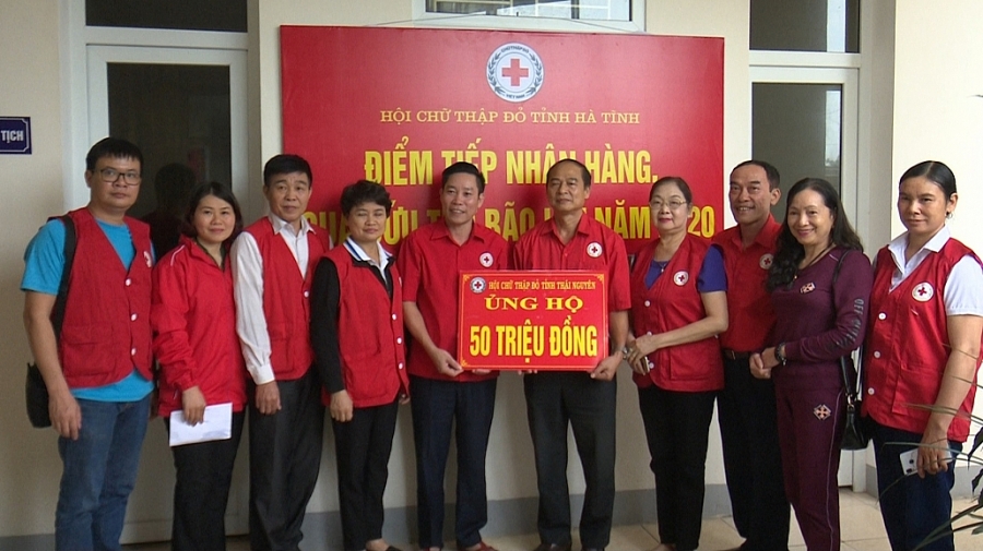 Trao tiền và quà hỗ trợ người dân miền Trung