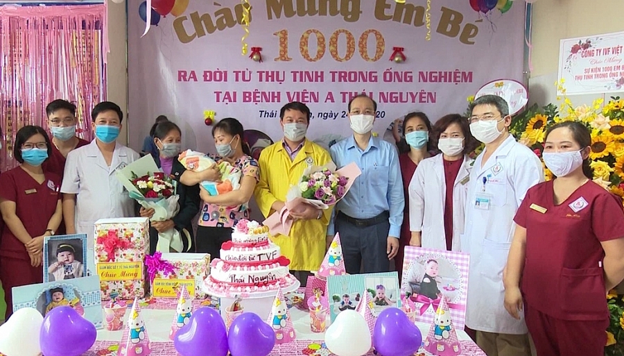 Đón em bé thứ 1.000 chào đời từ phương pháp thụ tinh trong ống nghiệm Đón em bé thứ 1.000 chào đời từ phương pháp thụ tinh trong ống nghiệm