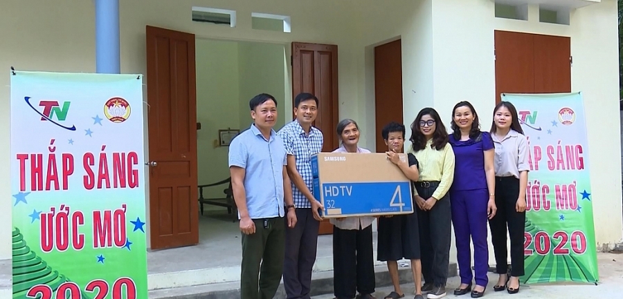 Thắp sáng ước mơ - Hành trình lan tỏa yêu thương Thắp sáng ước mơ - Hành trình lan tỏa yêu thương