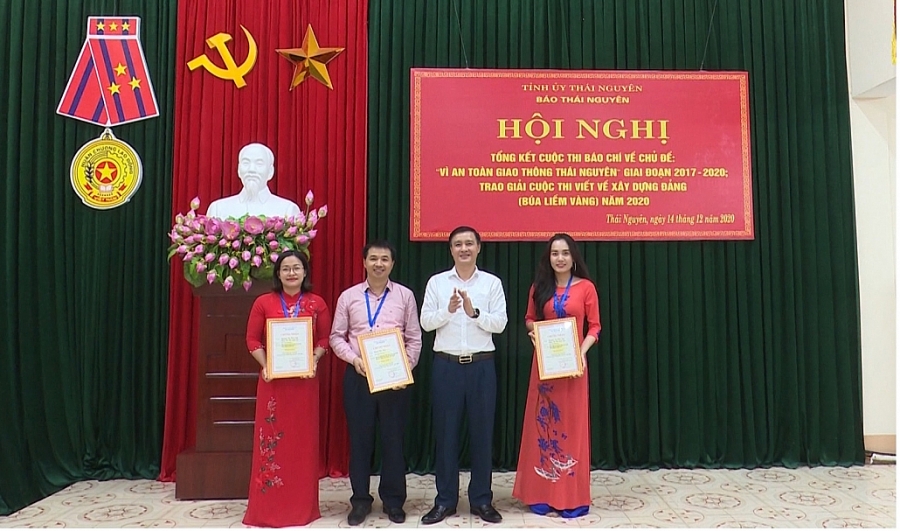 Trao giải các cuộc thi báo chí (TS 14/12) Trao giải các cuộc thi báo chí (TS 14/12)