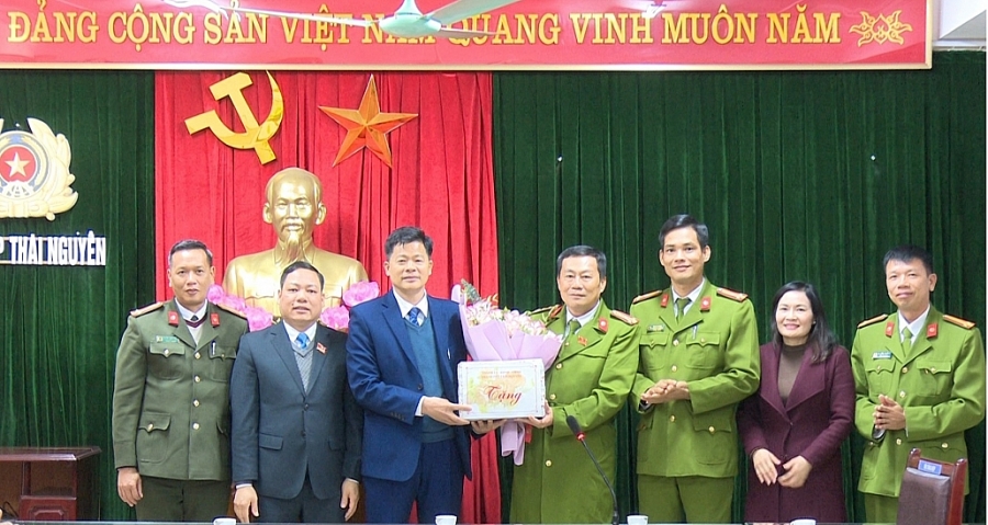 Thành phố Thái Nguyên khen thưởng đột xuất lực lượng công an  (TS 17/12)