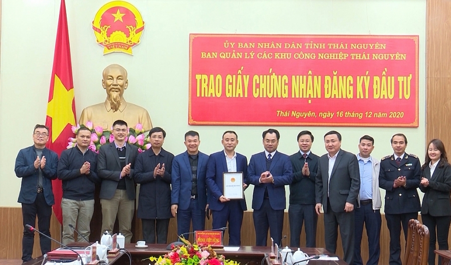Trao giấy chứng nhận đăng ký đầu tư (TS 17/12) Trao giấy chứng nhận đăng ký đầu tư (TS 17/12)