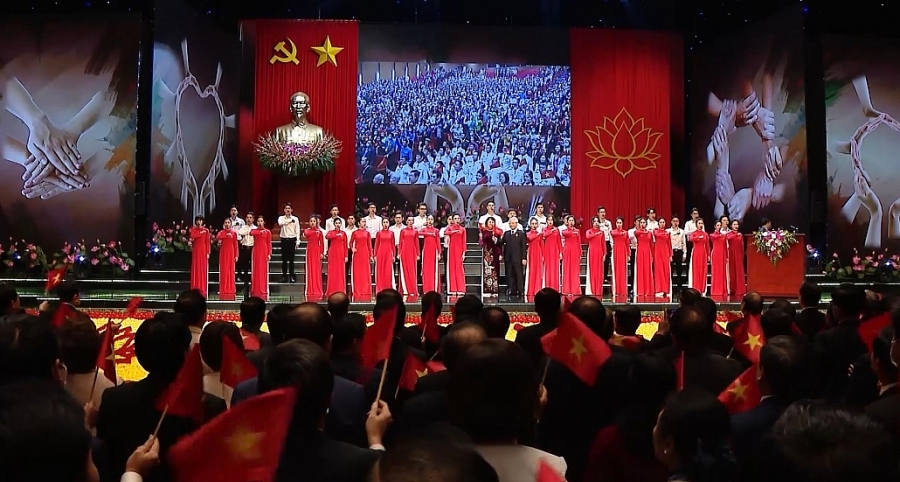 Đoàn kết, sáng tạo, thi đua xây dựng và bảo vệ Tổ quốc (CM Thi đua yêu nước) Đoàn kết, sáng tạo, thi đua xây dựng và bảo vệ Tổ quốc (CM Thi đua yêu nước)