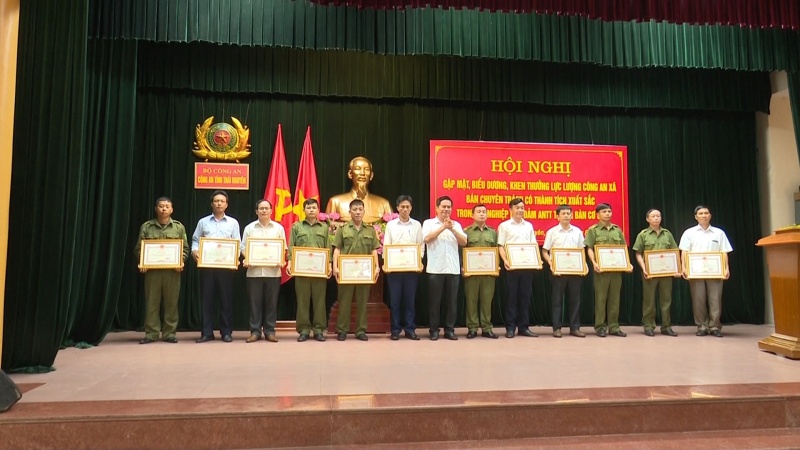 Gặp mặt, biểu dương, khen thưởng lực lượng công an xã bán chuyên trách có thành tích xuất sắc