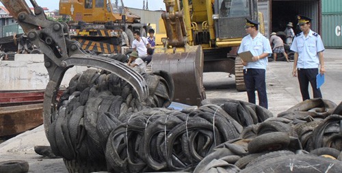 Cán bộ 'tiếp tay' bán lốp ô tô cũ tiền tỷ thoát tội: Tổng cục Hải quan nói gì?